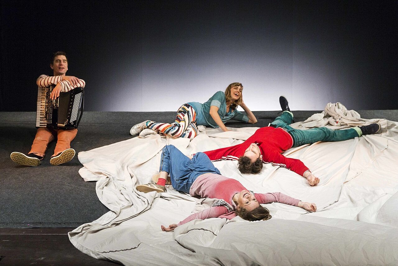 Alle Schauspieler zusammen auf der Bühne des Theaterstücks Trau dich!